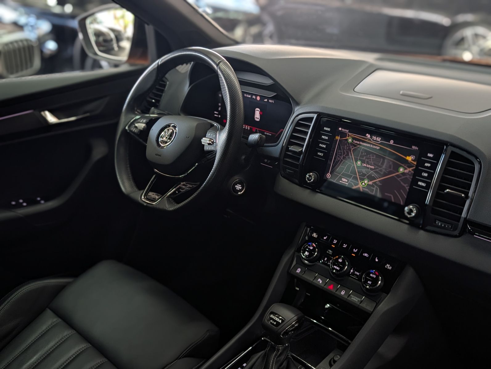 Fahrzeugabbildung SKODA Karoq Sportline 4x4 2.0 TSI PANO AHK StHz VOLL