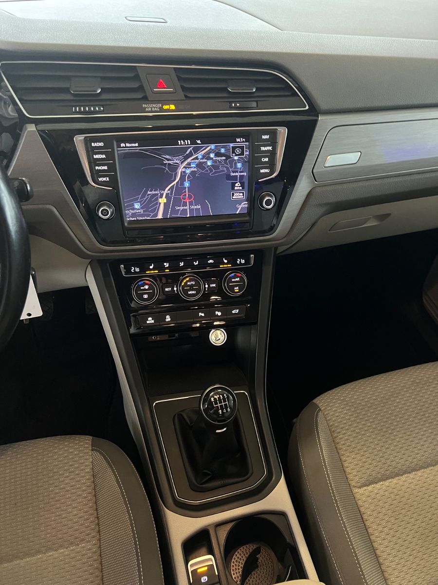 Fahrzeugabbildung Volkswagen Touran 2.0 TDI Comfortline *PERLMUTTWEIß*NAVI*