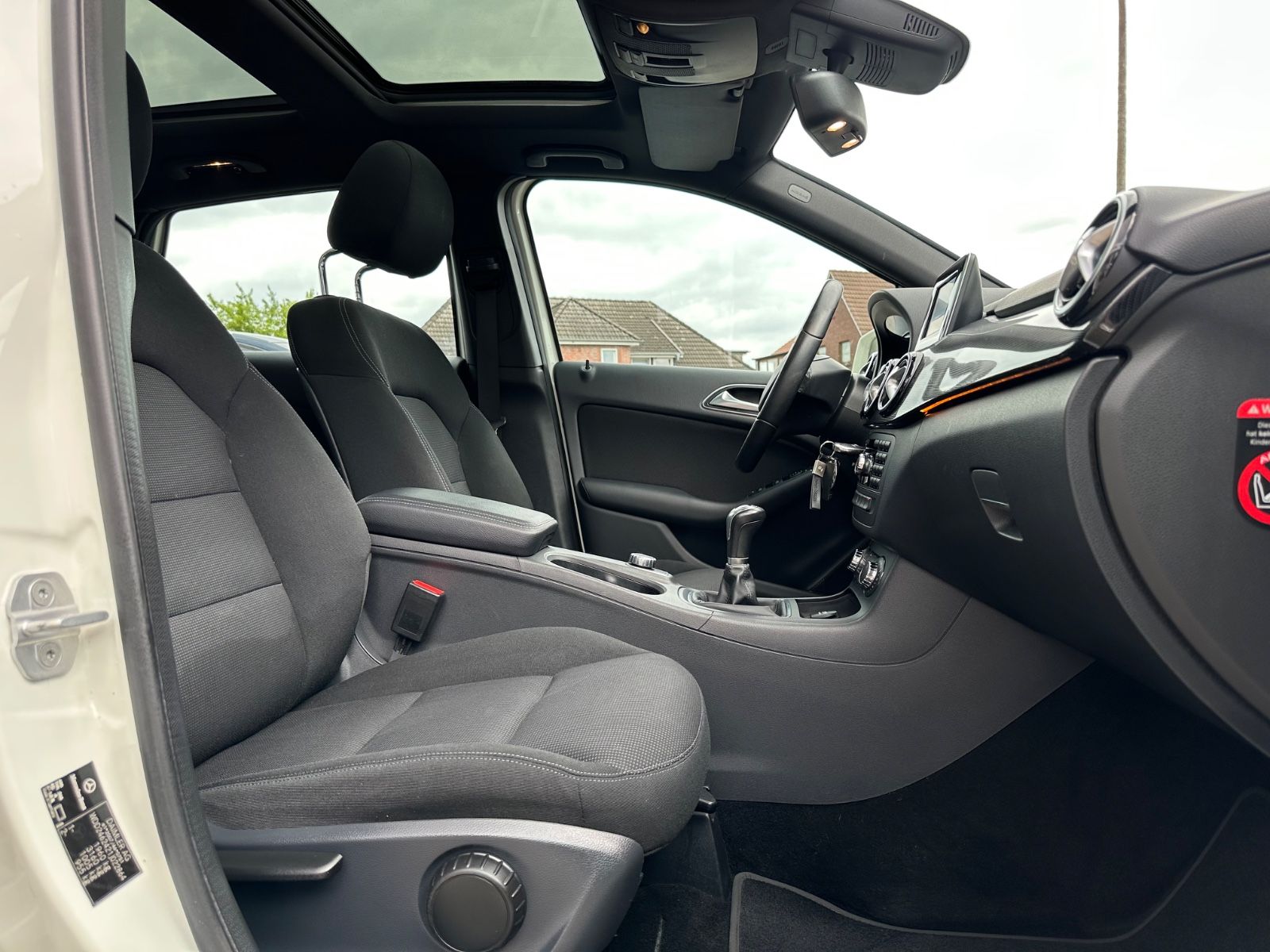 Fahrzeugabbildung Mercedes-Benz B 180 AHK/BiXenon/Pano/Navi/SHZG/GJR