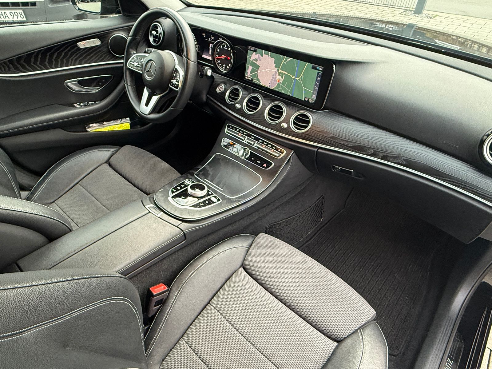 Fahrzeugabbildung Mercedes-Benz E 200 T Avantgarde NAVI KLIMAAUTO CAM LED SITZH.