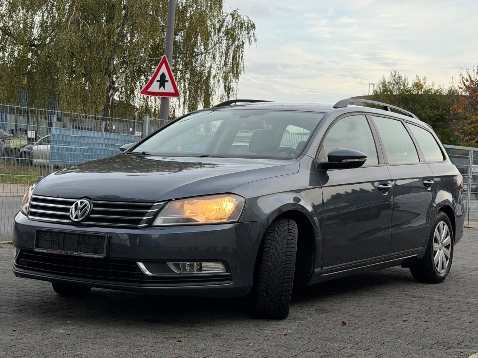 Volkswagen Passat 2013 — rear view