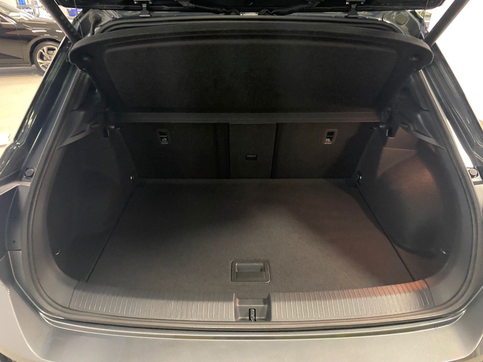 Fahrzeugabbildung Volkswagen T-Roc 1.5 TSI DSG R-Line+ACC+AHK+19"+KAMERA+LED+