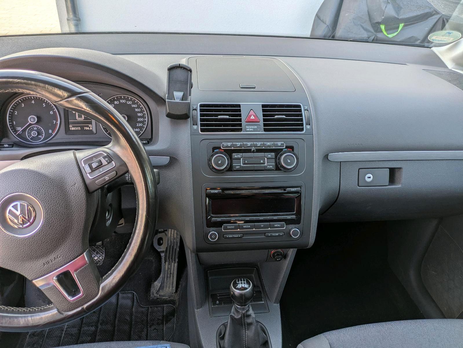 Volkswagen Touran 2011 — photo 10