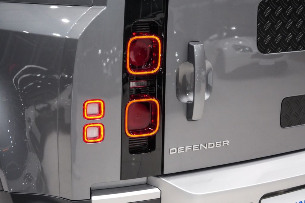 LAND-ROVER Defender 2023