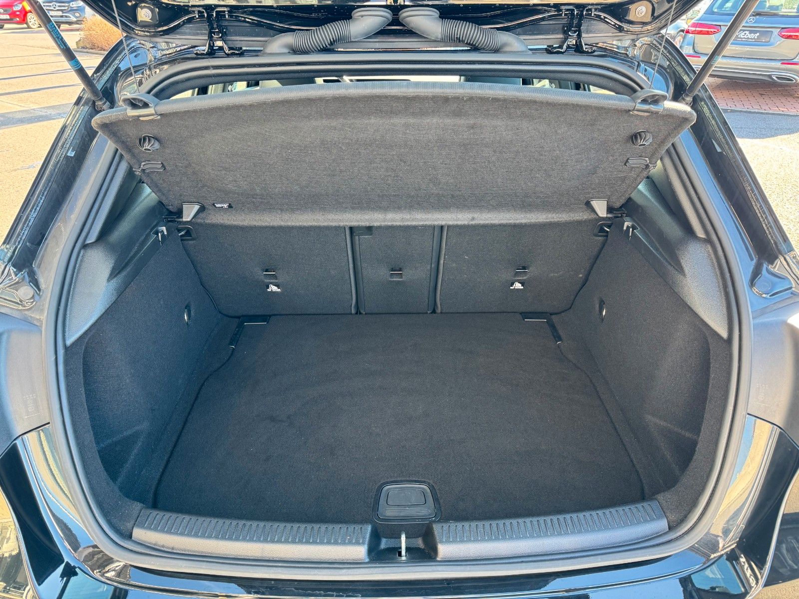 Fahrzeugabbildung Mercedes-Benz A 220d Progressive+Pano+Ambiente+RKamera+LED