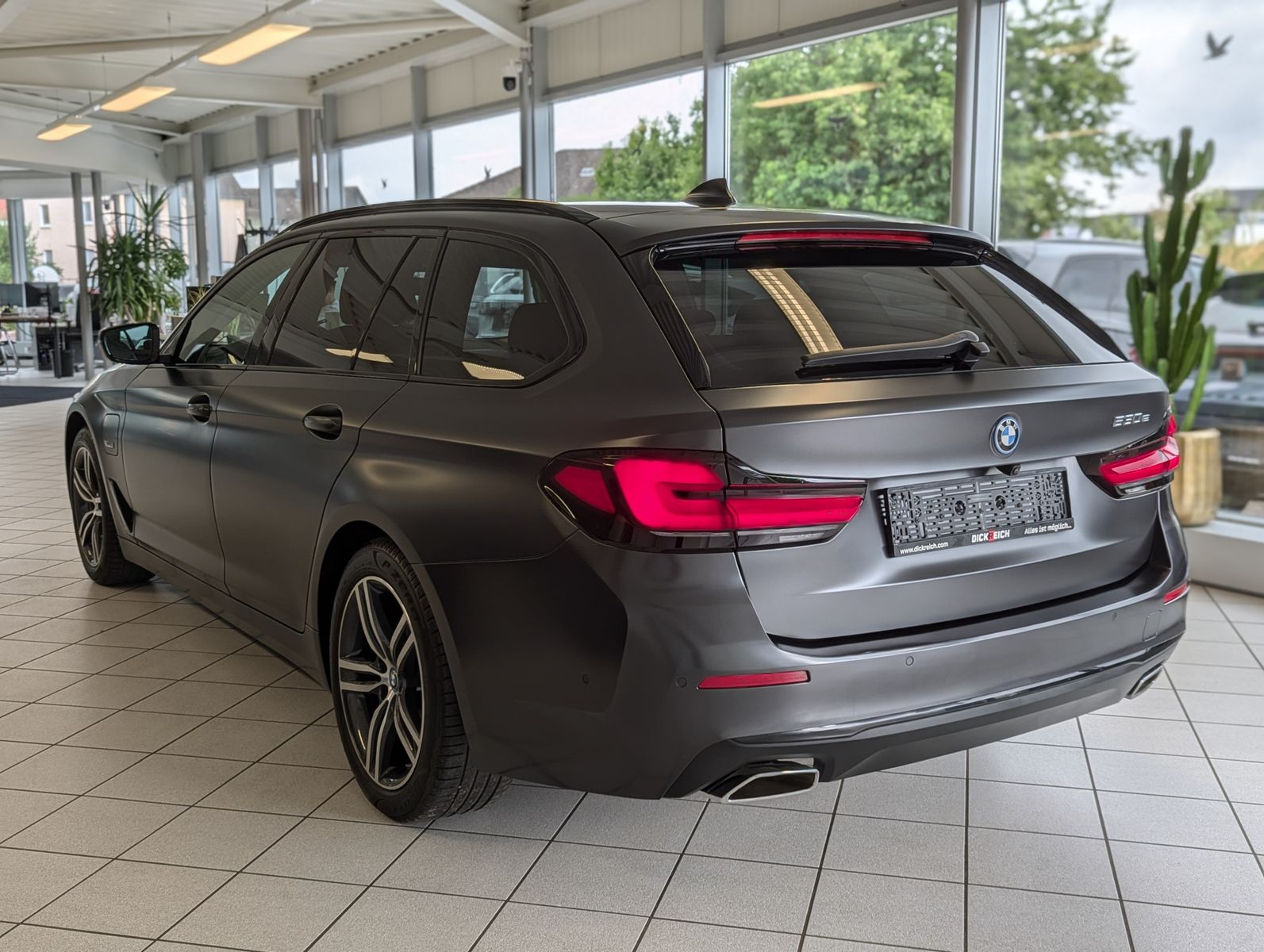 BMW 530 e Frozen-Dark Shadow LED Kamera AHK 4-Zonen - Image 5