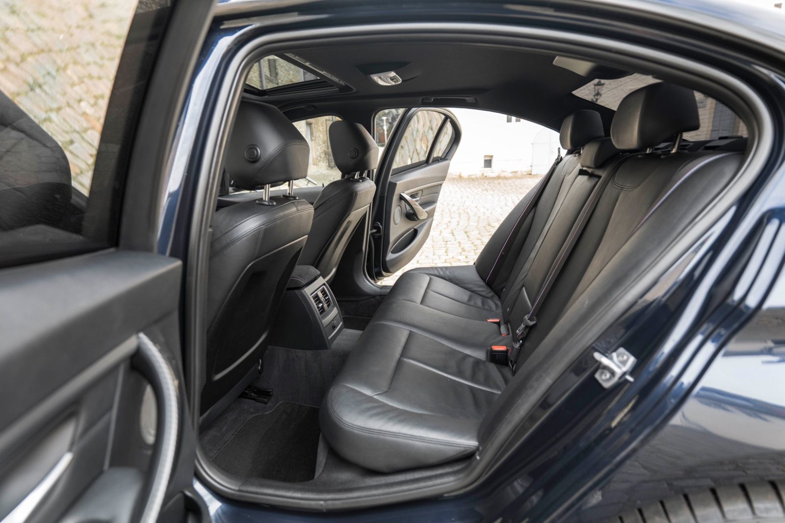 Fahrzeugabbildung BMW 330I M-Performance H&K LED CARPLAY KAM NAV ALC