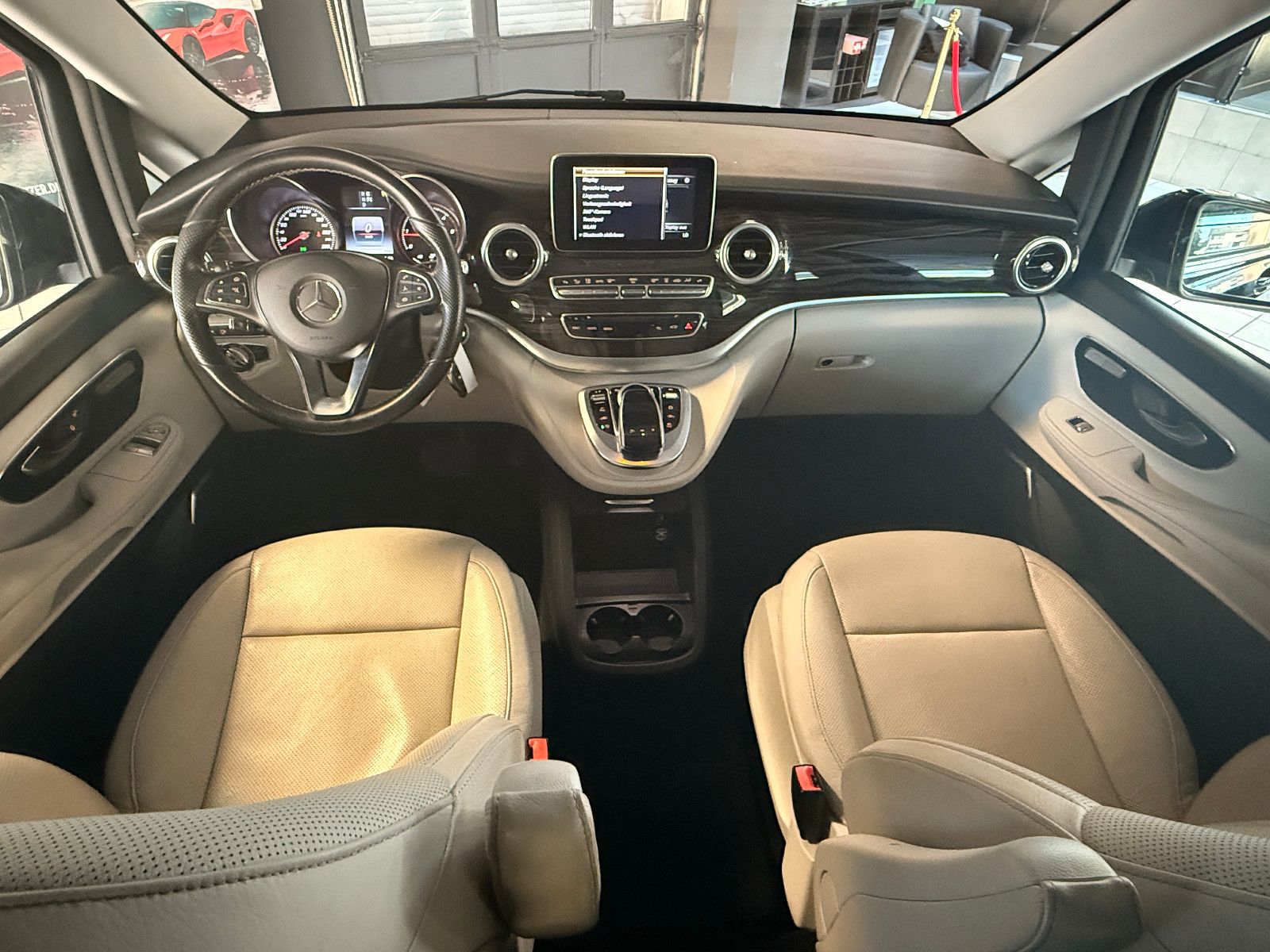 Fahrzeugabbildung Mercedes-Benz V 250/AVANTGARDE/LANG/4MATIC/LEDER/LED/NAVI/6SIT
