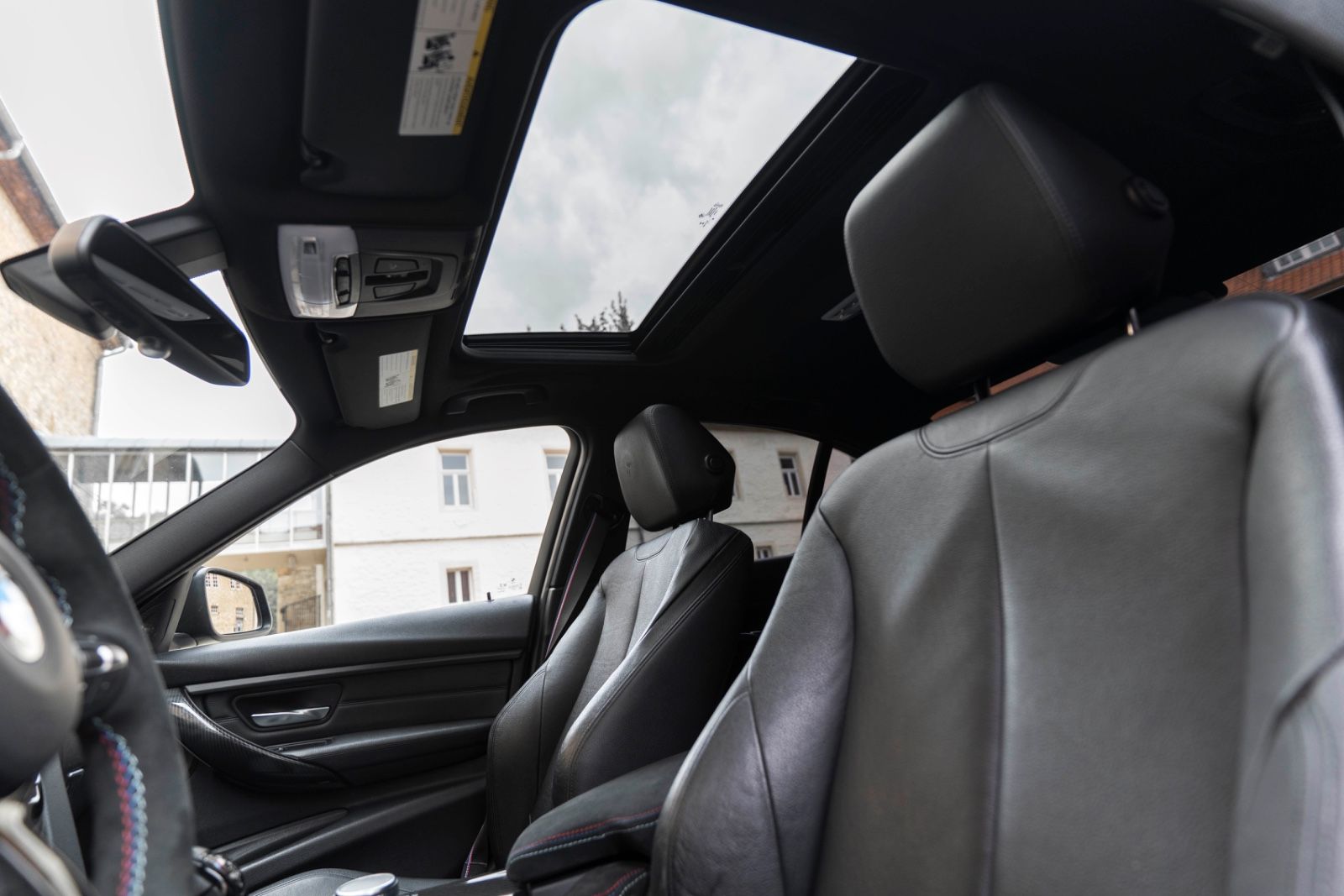 Fahrzeugabbildung BMW 330I M-Performance H&K LED CARPLAY KAM NAV ALC