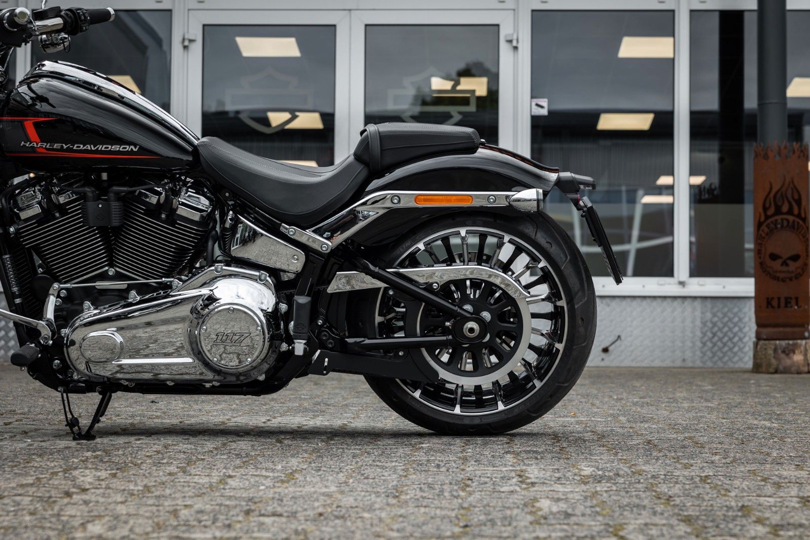 Fahrzeugabbildung Harley-Davidson FXBR Breakout 117 cui -Jekill & Hyde -