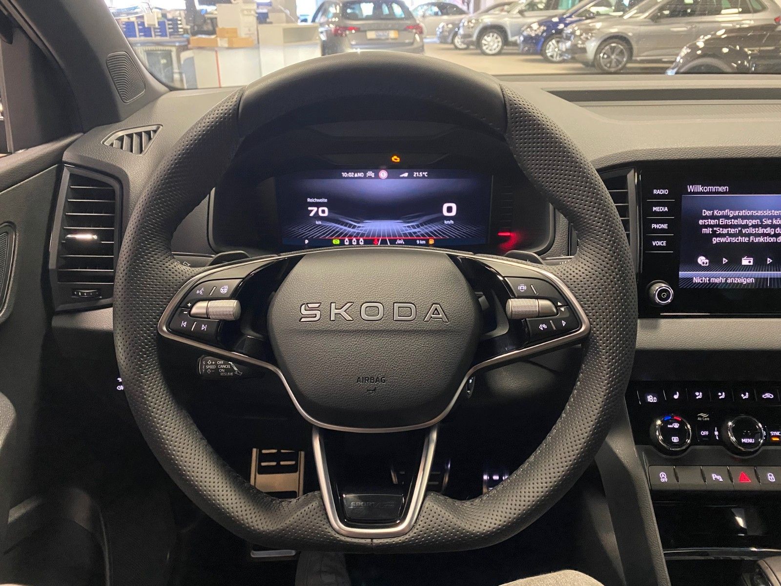 Fahrzeugabbildung SKODA Karoq 1.5l TSI DSG Sportline+NAVI+MATRIX+AHK+18"