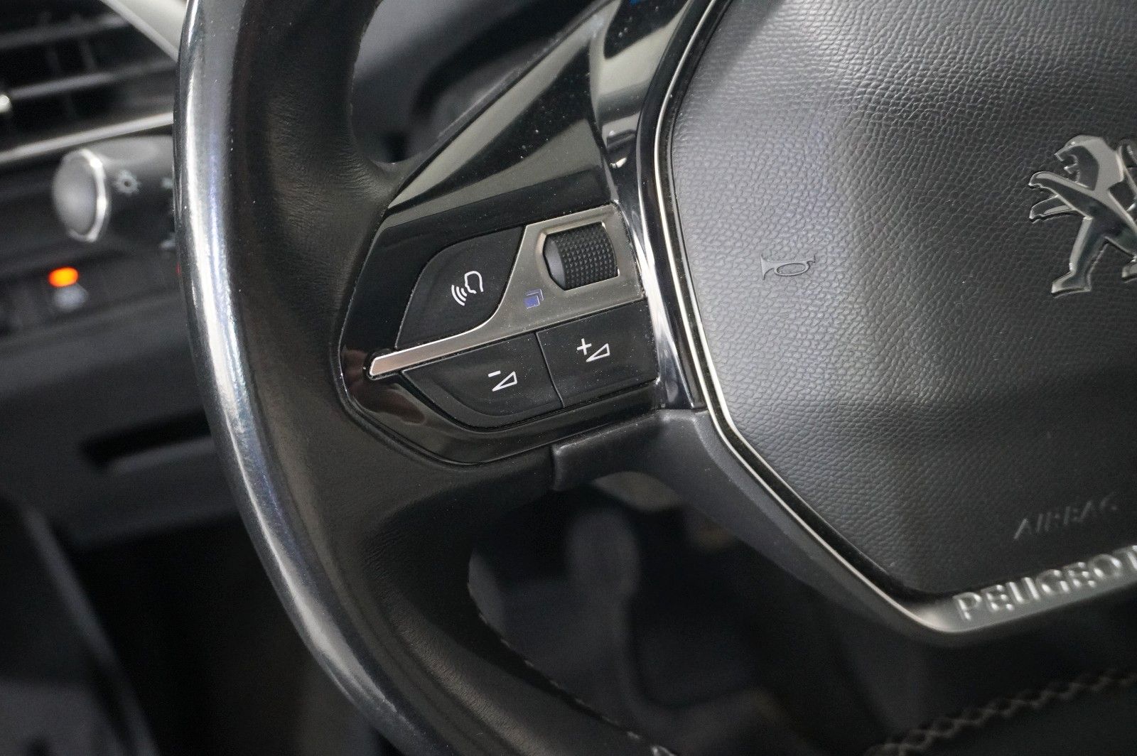 Fahrzeugabbildung Peugeot 3008 1.5D ALLURE NAVI/LED/KAMERA/SPORT/VIRTU/AHK