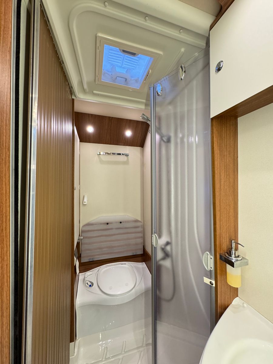 Fahrzeugabbildung Eura Mobil PROFILA RS 670 SB SAT HUBBETT LOUNGE PAKET LEDER