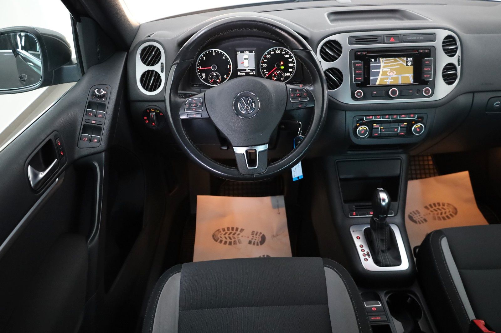 Fahrzeugabbildung Volkswagen Tiguan Life 4M Navi,SH,PDC,Park Assist,SR+WR
