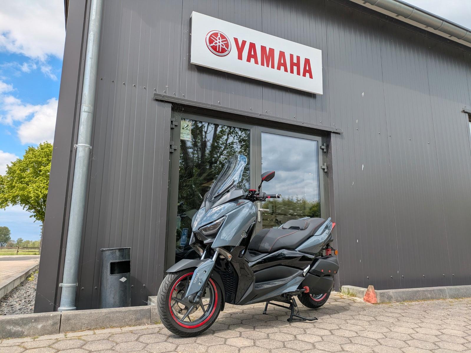 Yamaha X-MAX 300 TECHMAX, Akrapovic viel Zubehör