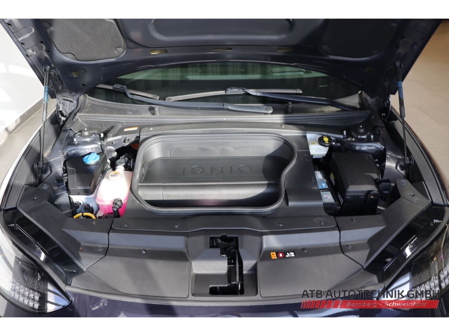 Fahrzeugabbildung Hyundai IONIQ 6 First Edition 77,4 kWh 4WD SOH 95,8% Nav
