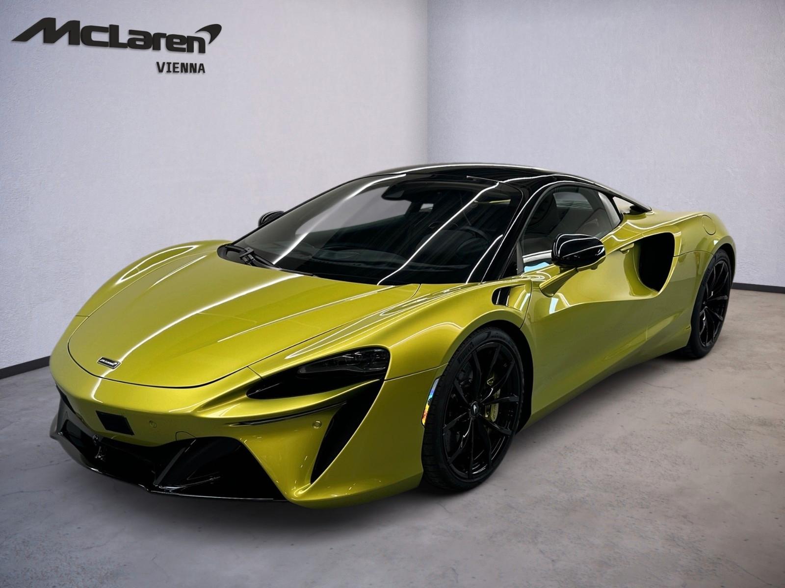 McLaren Artura / Flux Green / B&W / Tracking System