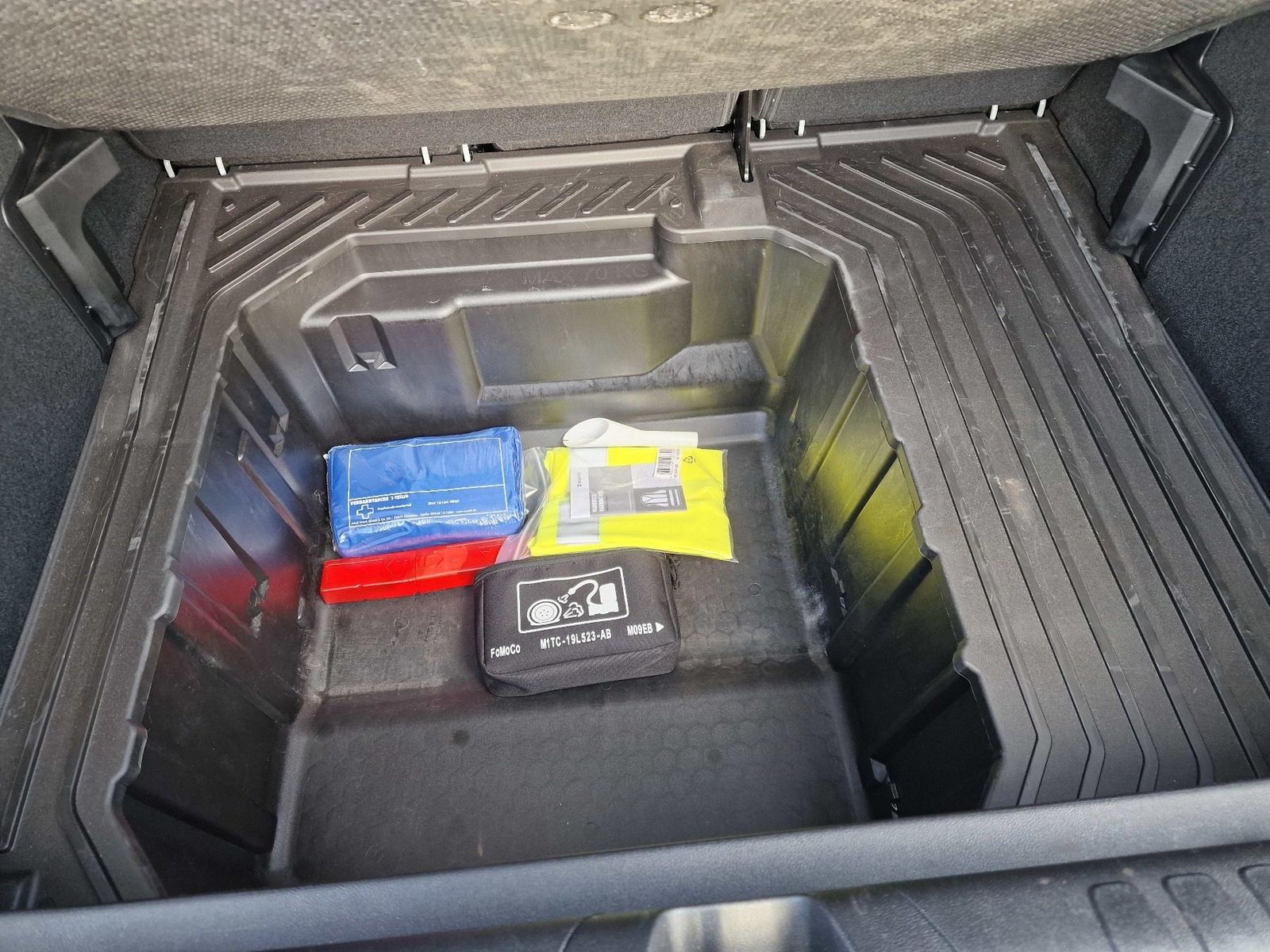 Fahrzeugabbildung Ford Puma Titanium, Navi,Winterpaket,Allwetterr.,