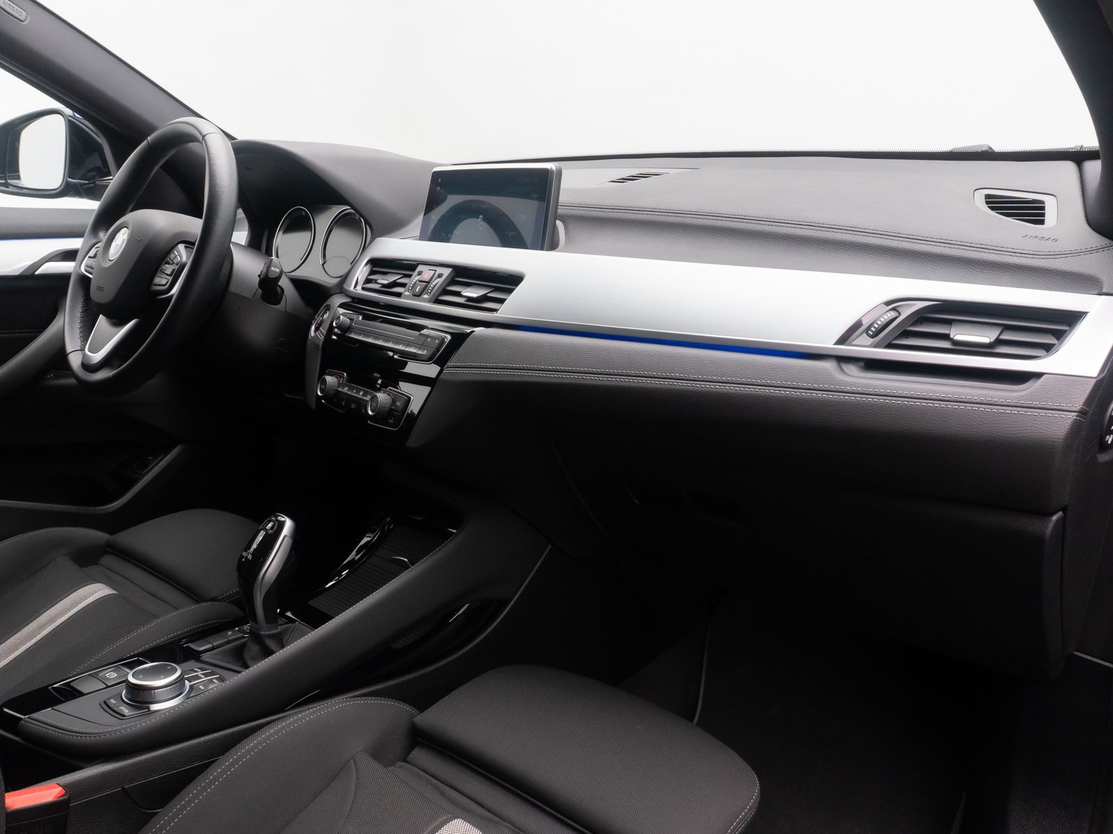 Fahrzeugabbildung BMW X2 sD18i GeschwindigReg DAB ParkAs Sportsitz 18"