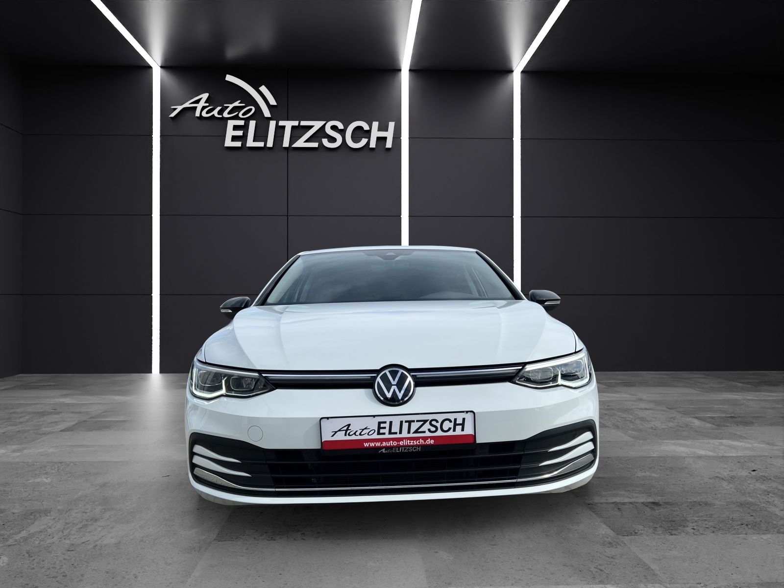 Fahrzeugabbildung Volkswagen Golf VIII TSI Active LED AHK Navi AID ACC RFK SH