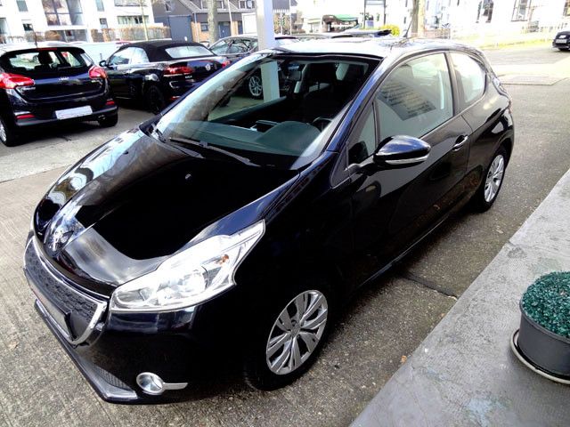 Fahrzeugabbildung Peugeot 208 + Navi ZB+Klima+BT+WR+BC