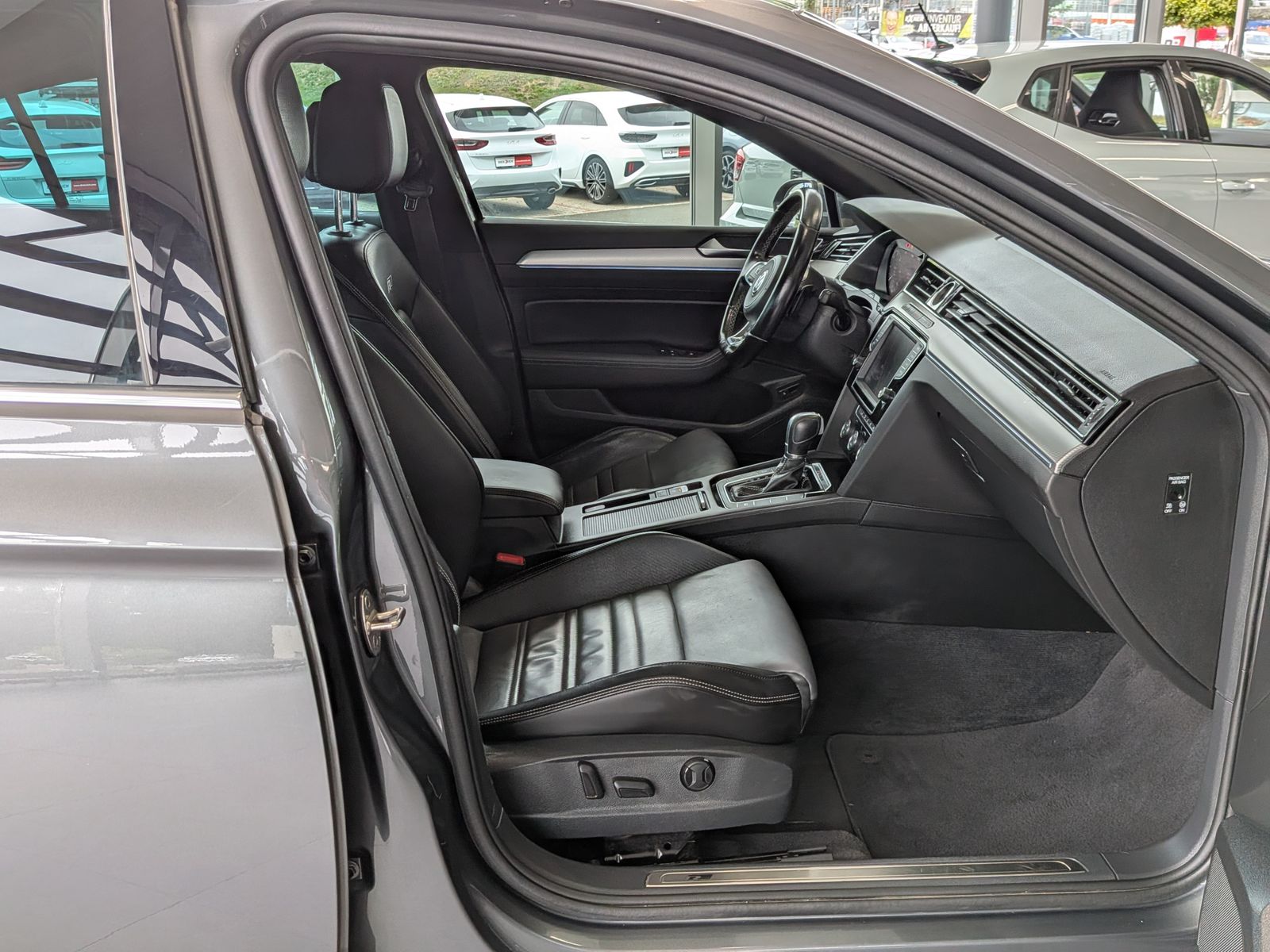 Fahrzeugabbildung Volkswagen Passat 2.0 TDI Lim. High/R-Line 4Motion ACC Pano
