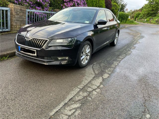 Skoda Superb, 2. Hand, 8 Fach-bereift, 1,4...