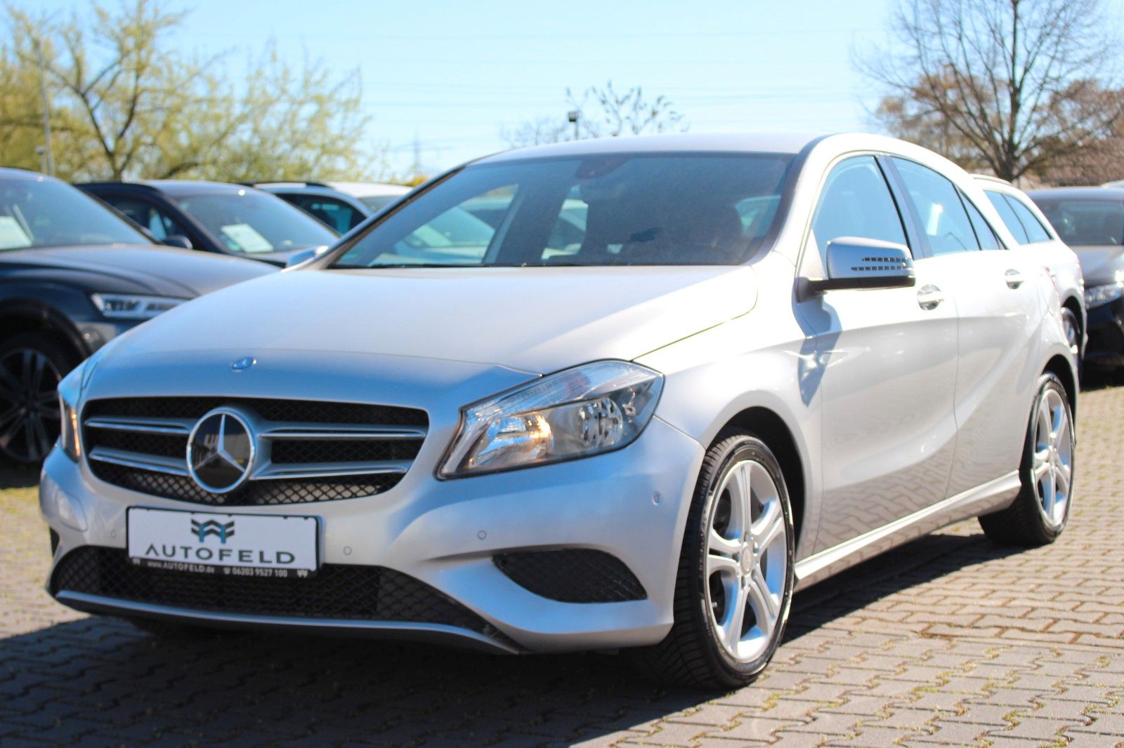 MERCEDES-BENZ A 180 Urban/SHEFT/TEILLEDER/PDC/SHZ/NAVI/BT/TEMP