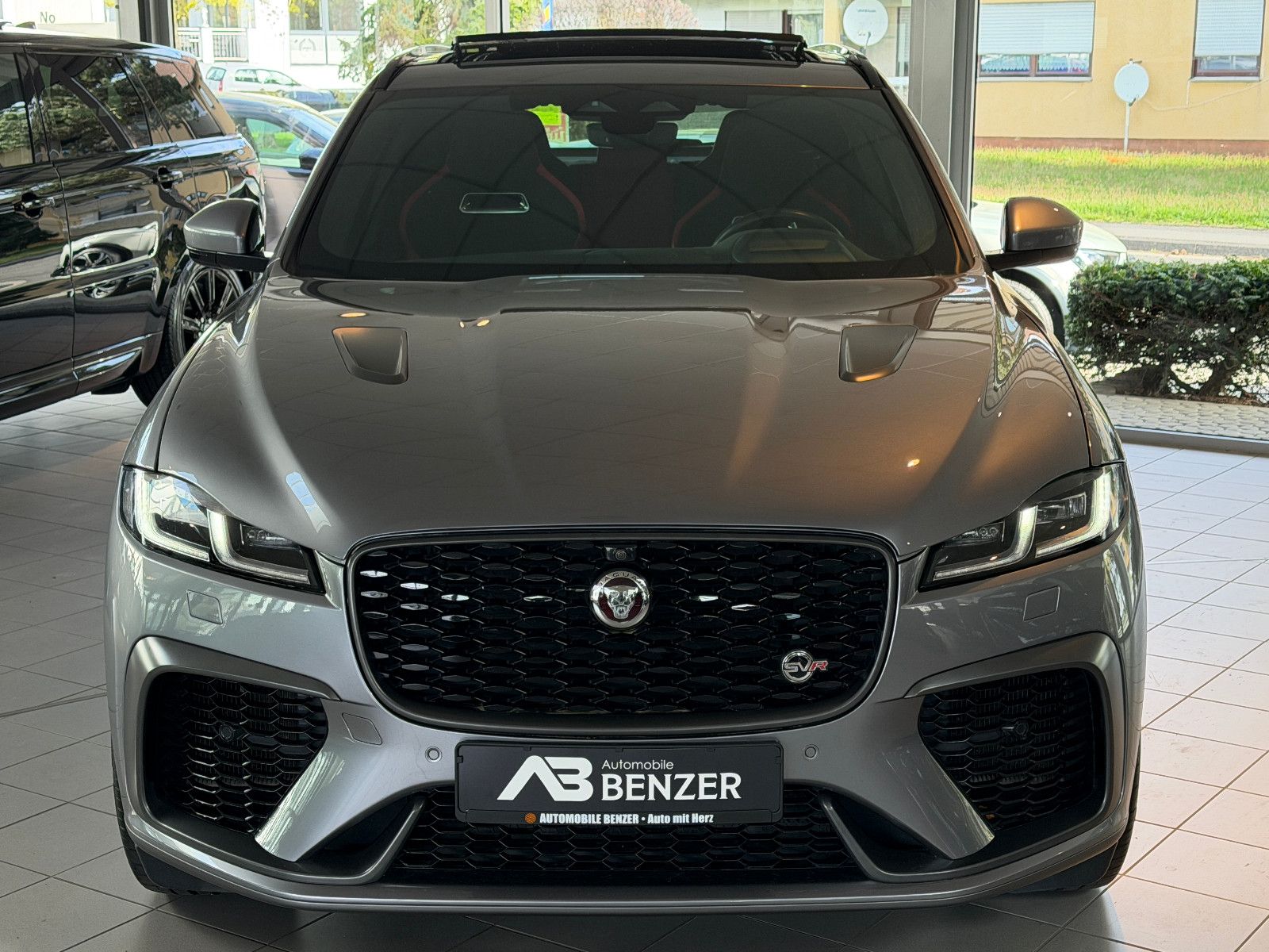 Fahrzeugabbildung Jaguar F-PACE SVR /PANO/MERIDIAN/HUD/360°KAM/MEMORY