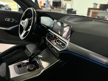 Fahrzeugabbildung BMW 330e xD M Sport Panorama Kamera HUD HiFi AHK 19"