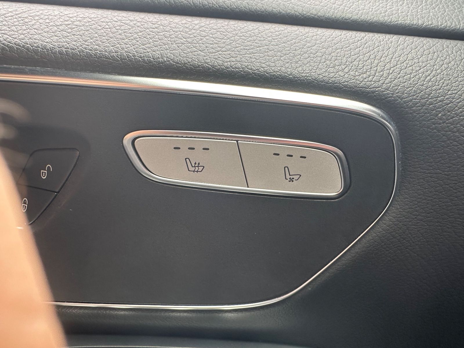 Fahrzeugabbildung Mercedes-Benz V 250 AMG-Line NAV+LED+360°+PANO+AHK+AIRMATIC