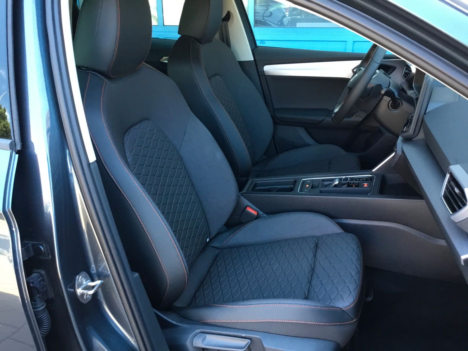 Fahrzeugabbildung SEAT Leon 1.5 eTSI FR DSG+18"+LED+ACC+Kamera+Sitzheiz