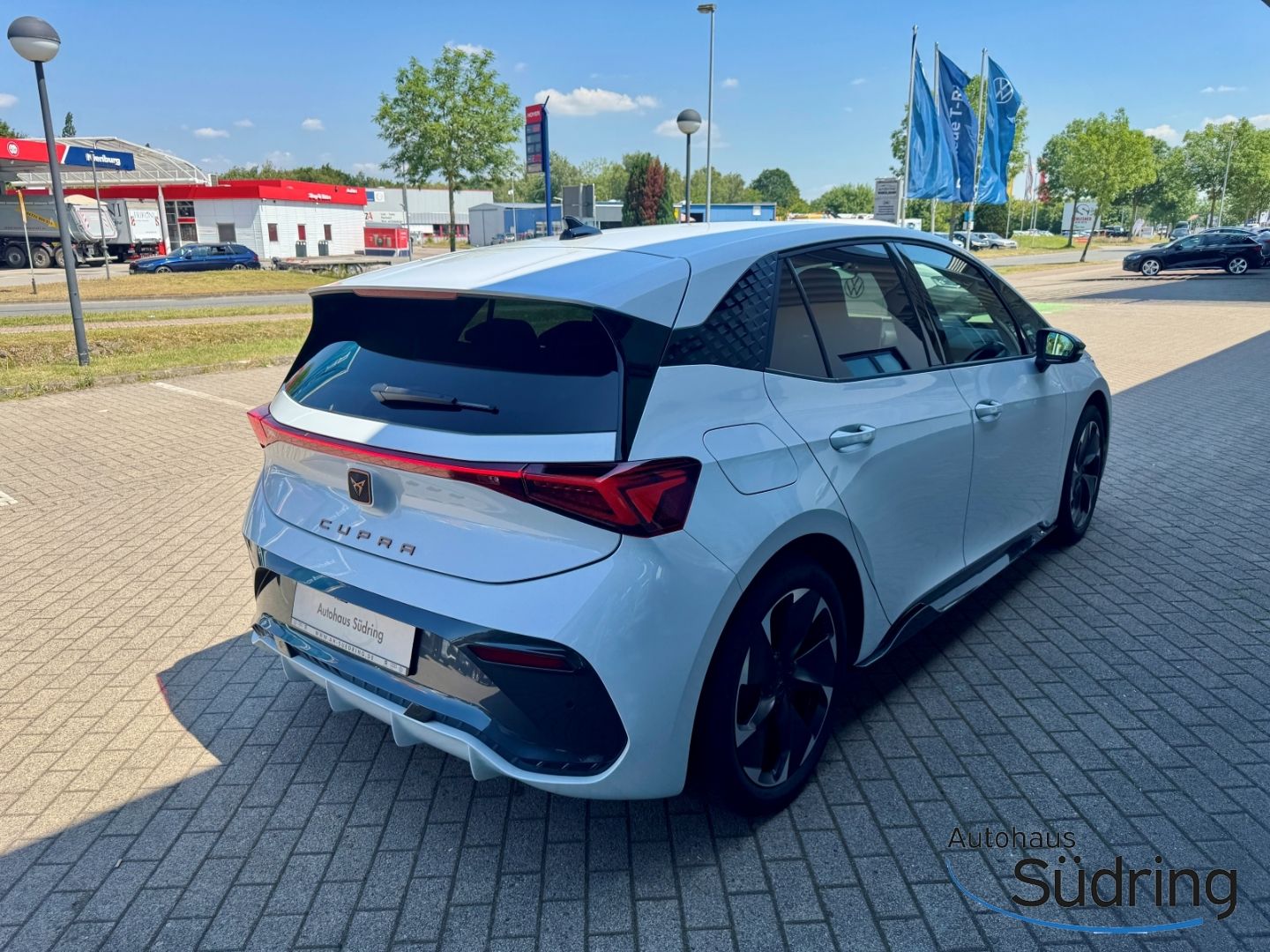 Born 77kWh Head Up Wärmepumpe 360Kamera