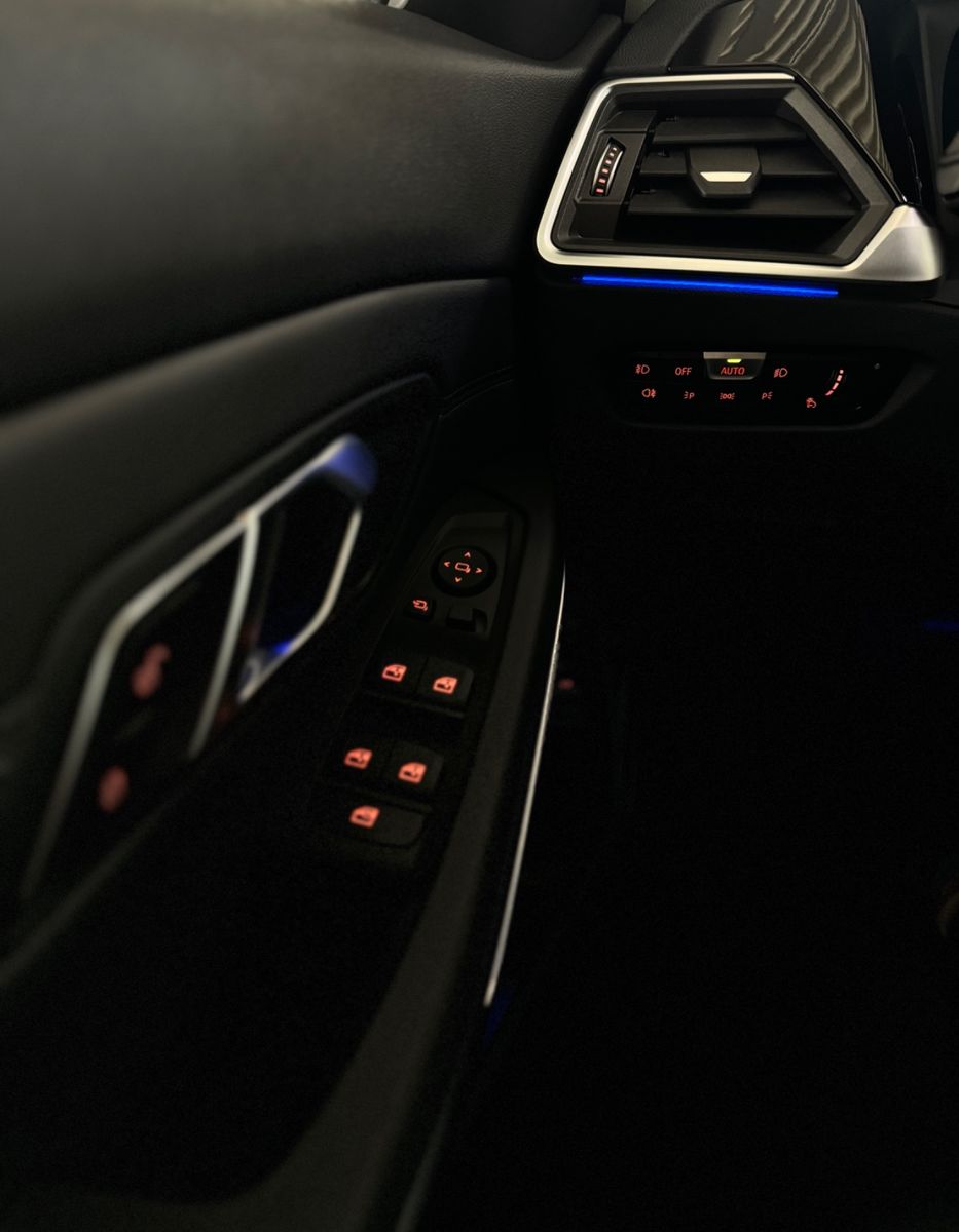 Fahrzeugabbildung BMW 330i xD Sport Line Laser HUD DAB Komfort AHK