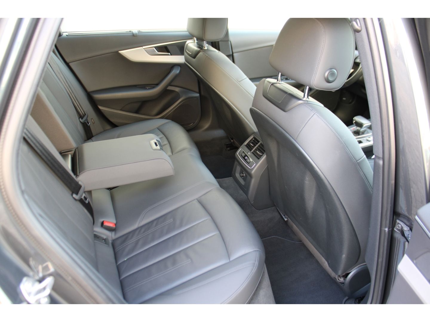 AUDI A4 35 TDI S-Tronic advanced Avant LED Navi DAB V - Image 10