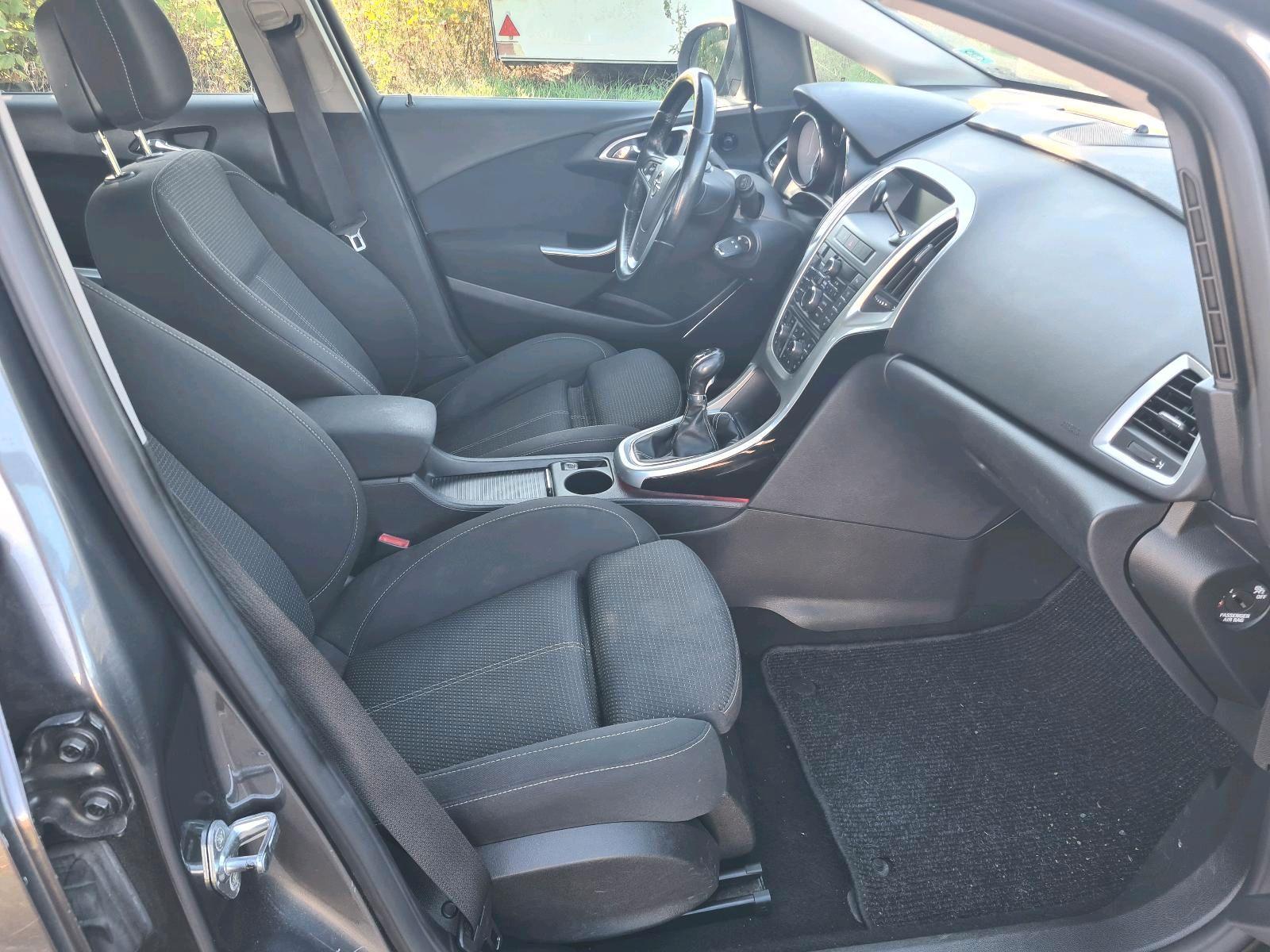 Opel Astra 2011 — photo 9