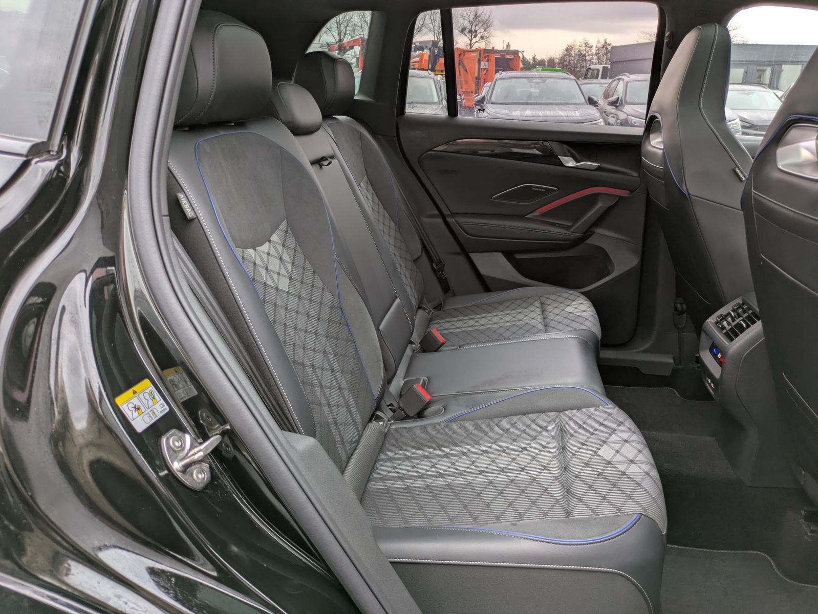 Fahrzeugabbildung Volkswagen Tiguan 2.0 TDI 4M R-Line PANO*H&K*AHK*MATRIX*20"