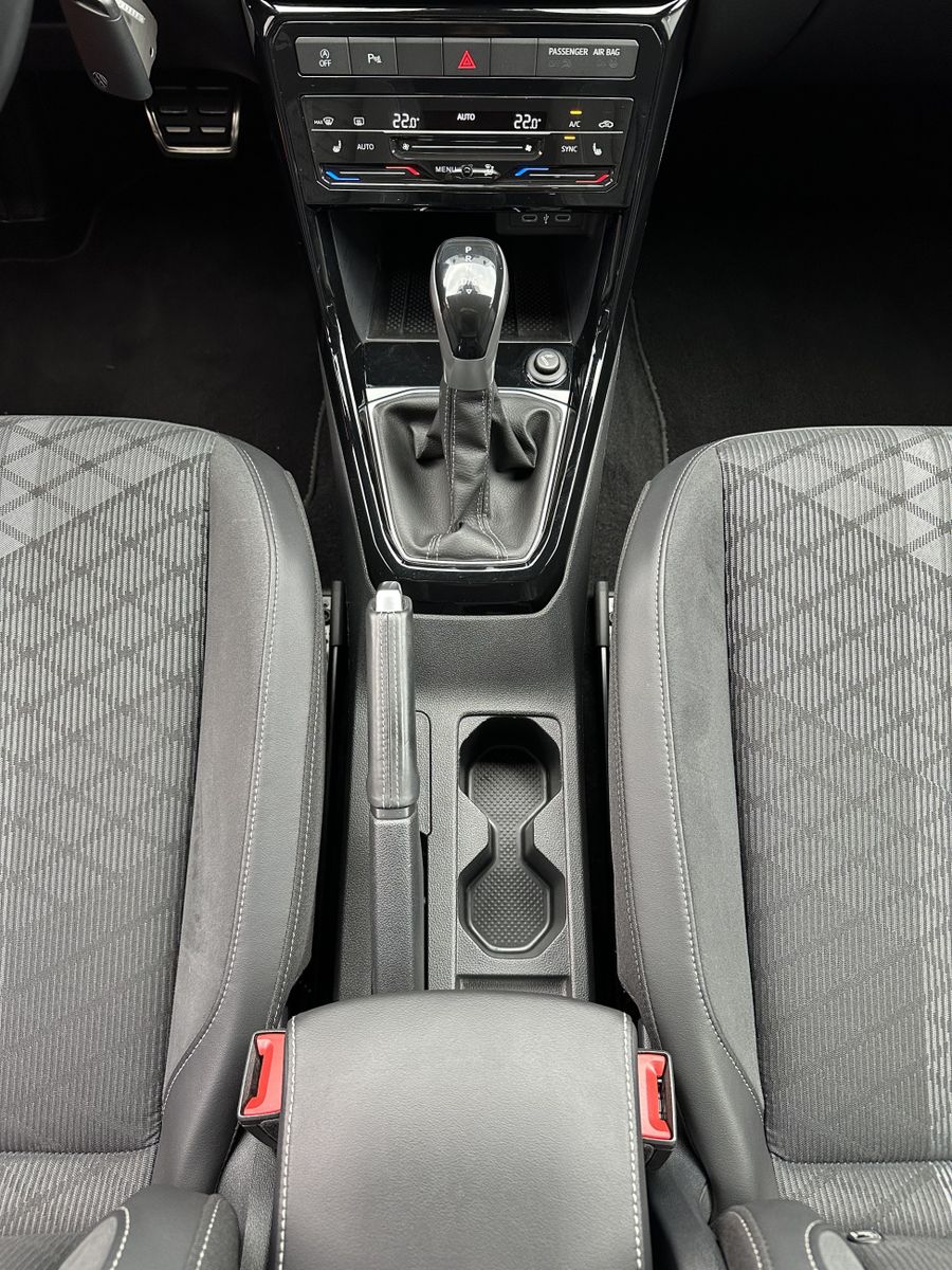 Fahrzeugabbildung Volkswagen T-Cross 1.5 TSI R-Line NAV+LED+ACC+AHK+KAM+DIGDI