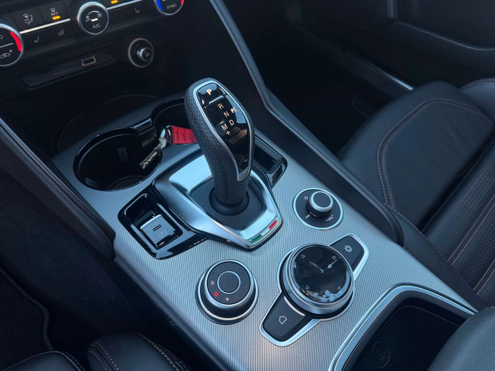 Fahrzeugabbildung Alfa Romeo Giulia INTENSA 280PS AT8 Q4 LEDER GLASDACH KAMER