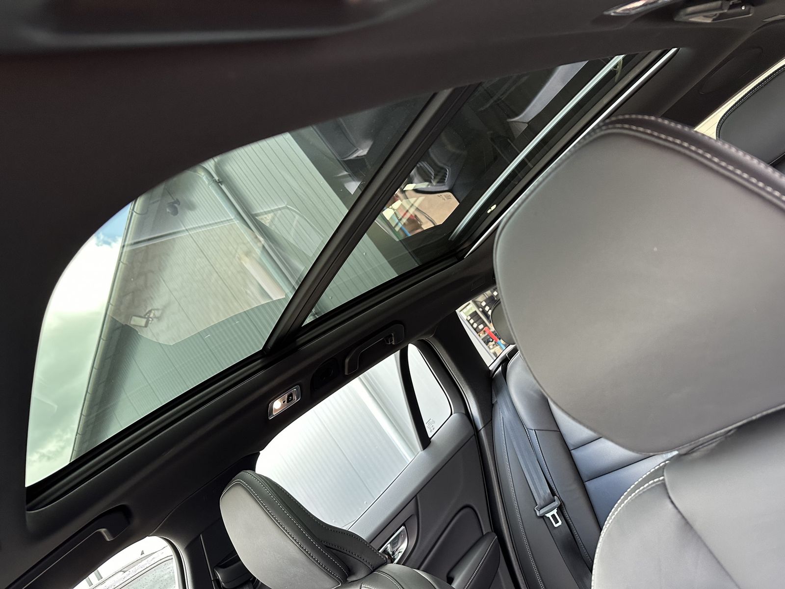 Fahrzeugabbildung Volvo V60 T6 AWD Recharge R-Design NAV+LED+PANO+H&K+VC