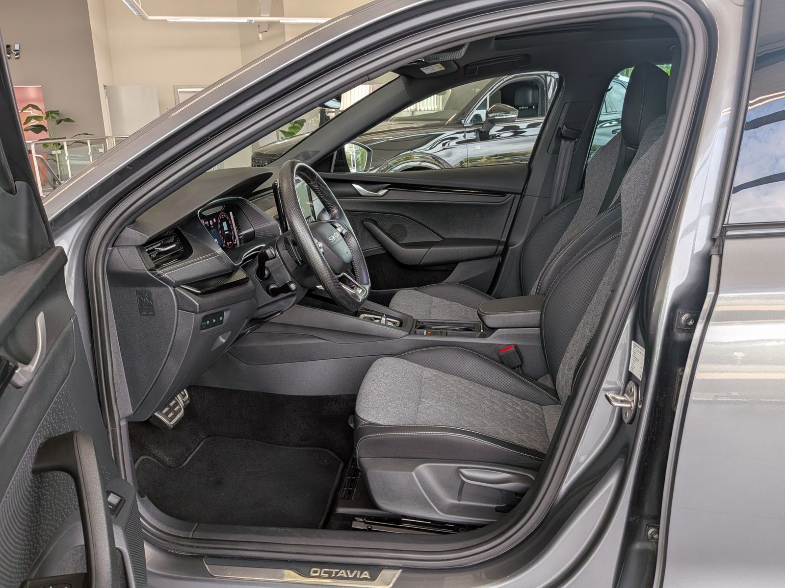 Fahrzeugabbildung SKODA Octavia 1.5 TSI Sportline Pano Matrix AHK 5J-Gar