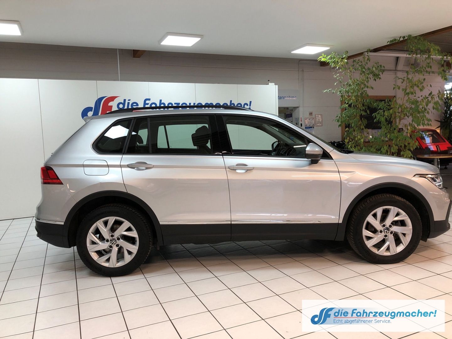 Fahrzeugabbildung Volkswagen Tiguan Life 4Motion 2.0 TDI BMT Navi LED ACC Car