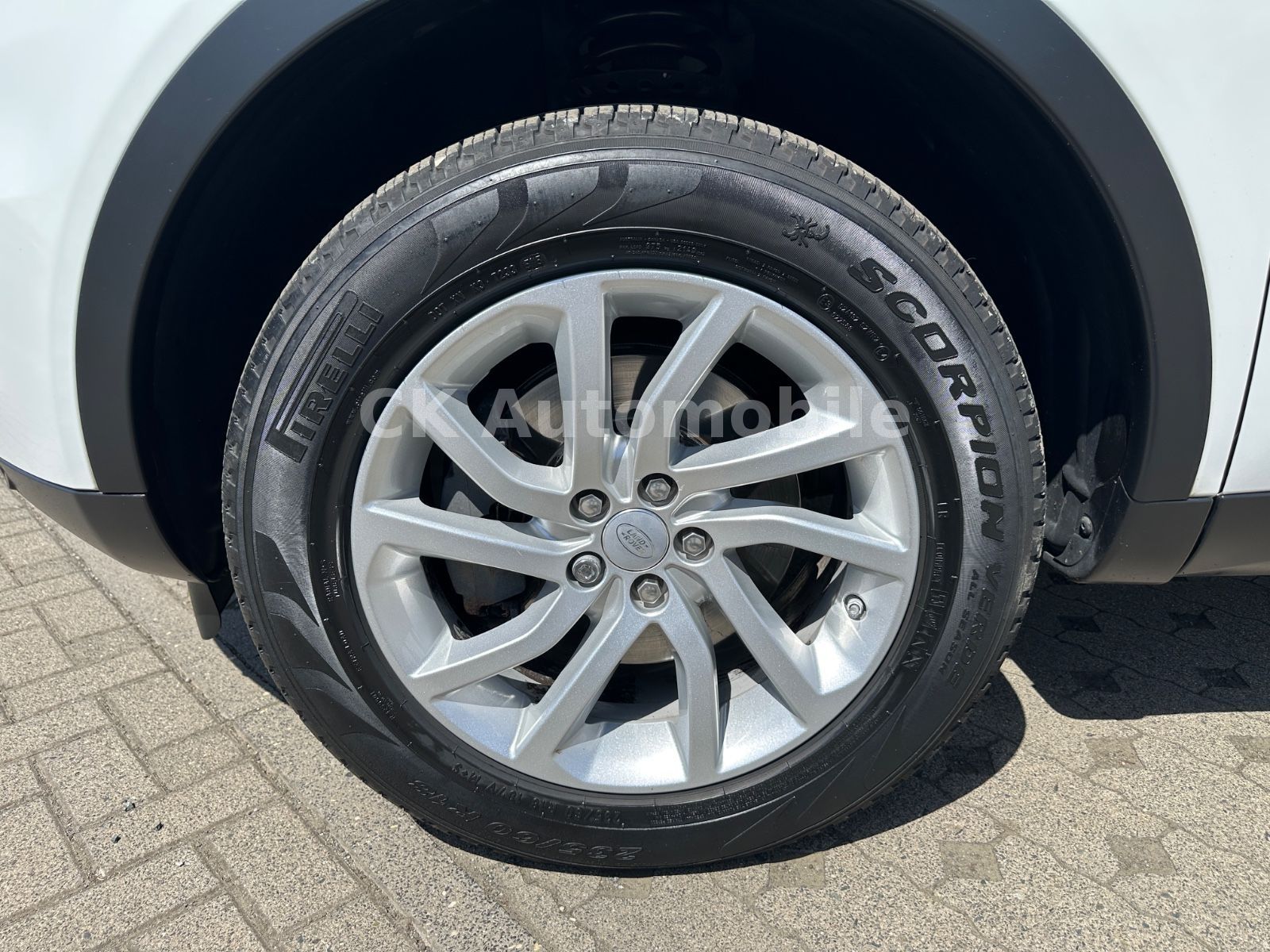 Fahrzeugabbildung Land Rover Discovery Sport 2.0 TD4 SE AWD/Navi/Bi-Xenon/Kam