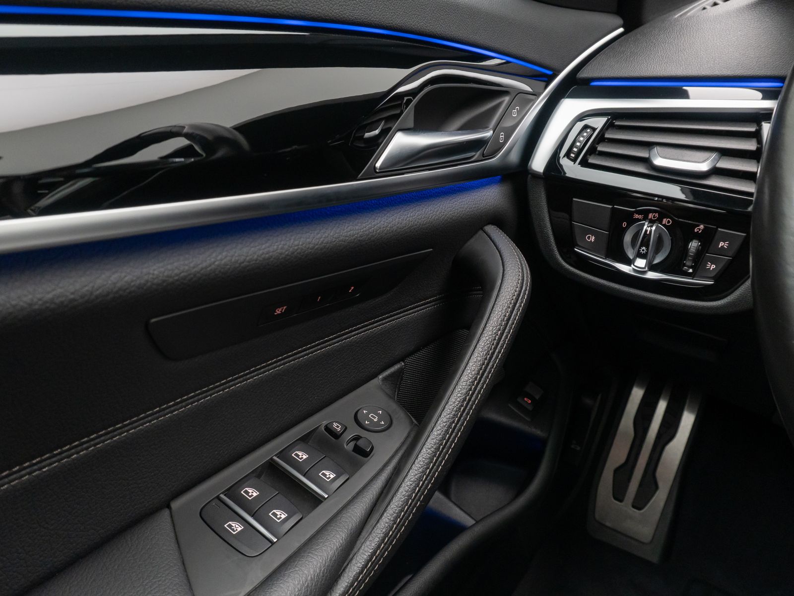 Fahrzeugabbildung BMW 530d M Sport Laser DAB Kamera HUD Panorama 19"