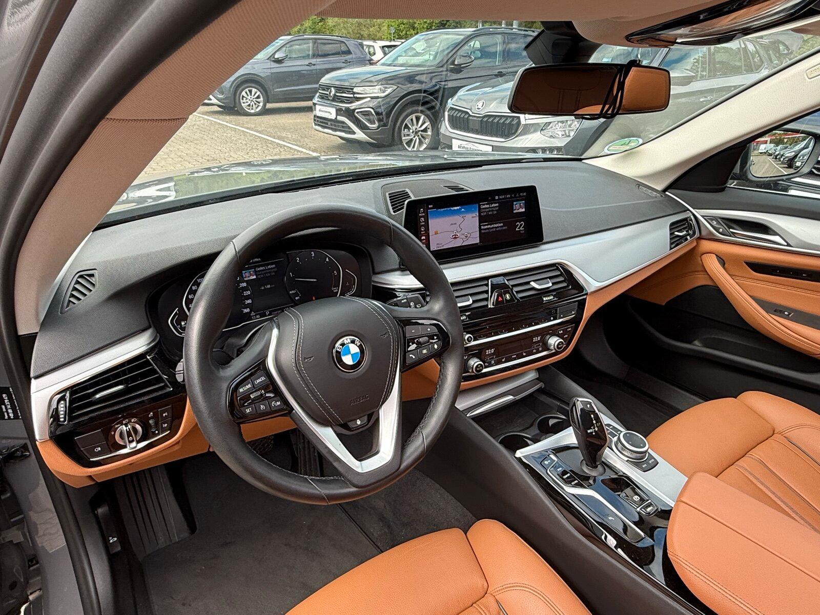 BMW 5er - 530 d Mild Hybrid PANO Leder AHK NAVI LED 