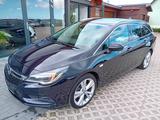 Opel Astra K Sports Tourer Innovation Start/Stop - Opel Astra mit Benzin-Antrieb: Schiebedach, Kombi