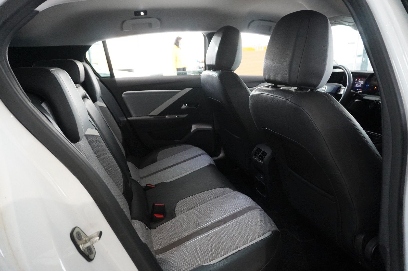 Fahrzeugabbildung Opel Astra L Lim. 1.2T ELEGANCE NAVI/LED/KAMERA/SPORT