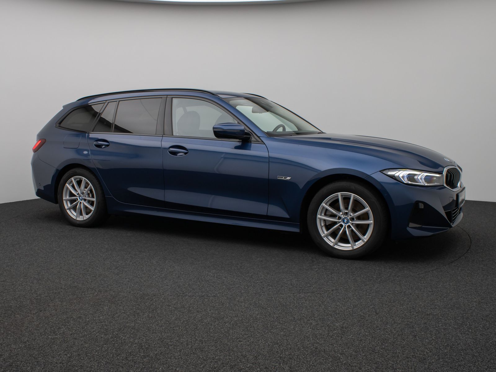 Fahrzeugabbildung BMW 330e xD Kamera HUD DAB Alarm Komfort LED Sport