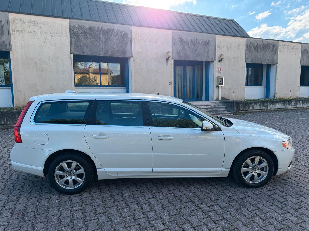 Volvo V70 2010 — photo 6