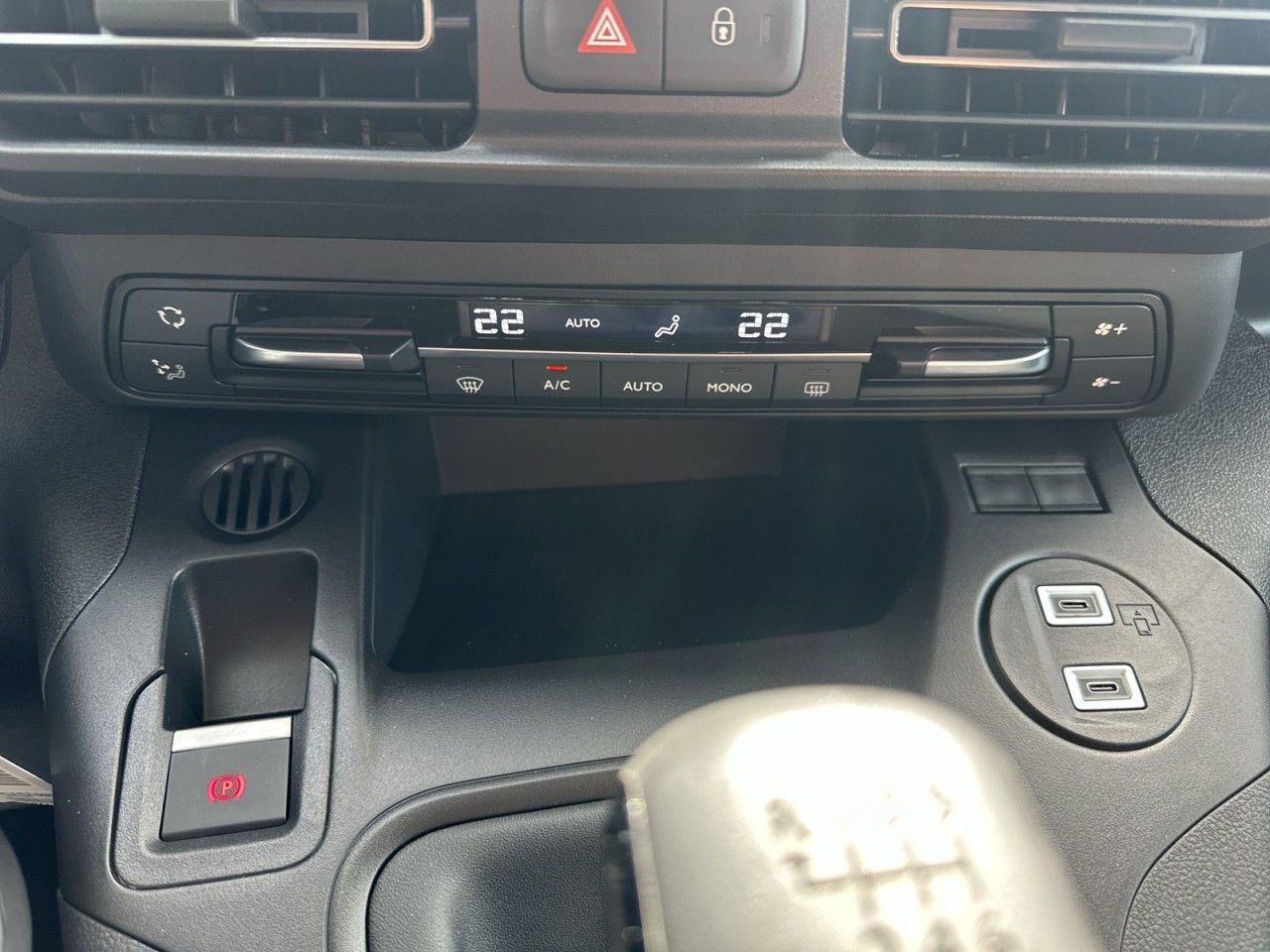 Fahrzeugabbildung Citroën Berlingo MPV Plus XL - mit KI generiert/bearbeitet